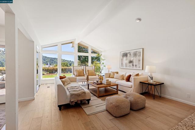 11 Breck Ct, Moraga CA: https://media.crmls.org/mediaz/916c4427-4c71-4557-afe7-292e776e5bcf.jpg