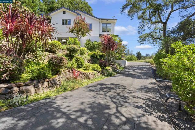 24 La Campana Rd, Orinda CA: https://media.crmls.org/mediaz/916c5b56-ab82-4fd9-99e9-c12121f7410c.jpg