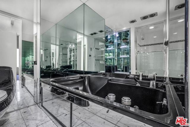 11744 Moorpark Street, Studio City CA: https://media.crmls.org/mediaz/916c7a32-1c95-4909-9383-f5c744a60213.jpg