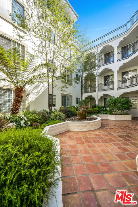 10630 Eastborne Avenue, Los Angeles CA: https://media.crmls.org/mediaz/916c895f-5f0e-4e7e-bd2c-37a3ad783e1f.jpg