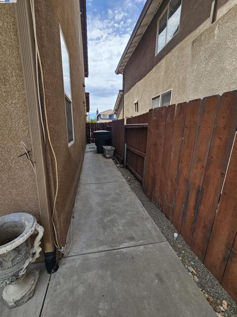 13440 Forestwood Way, Lathrop CA: https://media.crmls.org/mediaz/916dc54f-a480-4e13-8920-1749b65013ed.jpg