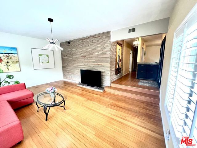 4340 Sepulveda Boulevard, Sherman Oaks CA: https://media.crmls.org/mediaz/916e326e-7c69-4aca-95df-b7bbac423f96.jpg