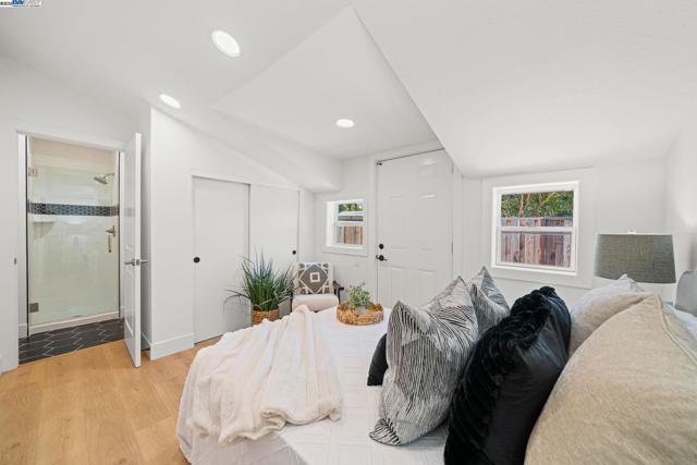 1038 Division St, Pleasanton CA: https://media.crmls.org/mediaz/916e6473-06ac-48df-9278-ab5580ac40b6.jpg