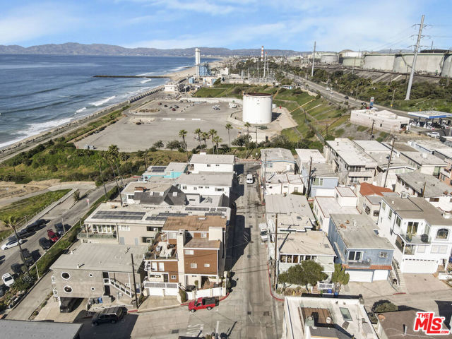 4400 Ocean Drive, Manhattan Beach CA: https://media.crmls.org/mediaz/9170b799-55df-4387-91c1-72ca737a9aed.jpg