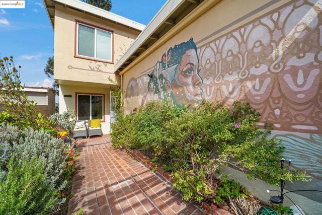 829 Vermont St, Oakland CA: https://media.crmls.org/mediaz/91716f11-da46-4f42-bdeb-6aaa2904fd28.jpg
