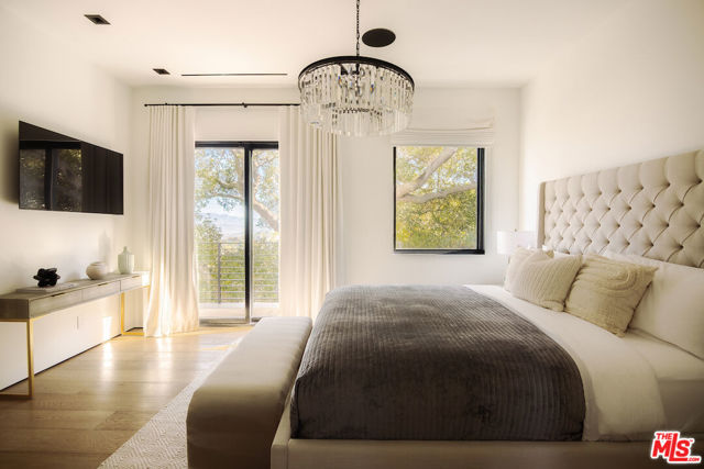 13331 Mulholland Drive, Beverly Hills CA: https://media.crmls.org/mediaz/91725b54-73fe-4813-b18a-feadc982f1c2.jpg