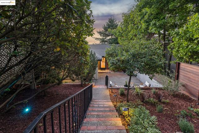 17032 Broadway Ter, Oakland CA: https://media.crmls.org/mediaz/91737002-973b-4047-a2f6-2e90e743f250.jpg