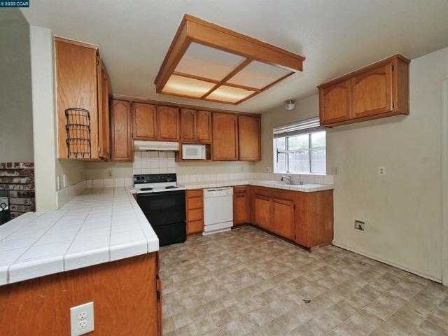 4212 Dunster Drive, Salida CA: https://media.crmls.org/mediaz/91755ea6-b0de-44aa-b81a-ed162cbe6e92.jpg