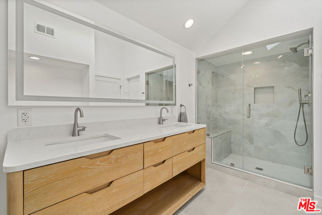 13082 Mindanao Way, Marina del Rey CA: https://media.crmls.org/mediaz/9176a2aa-d313-464f-8df8-ac8648af827f.jpg