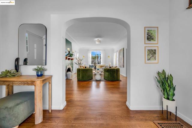 5605 Picardy Dr, Oakland CA: https://media.crmls.org/mediaz/9176df9a-9ccf-4c68-8a72-c87714f89314.jpg
