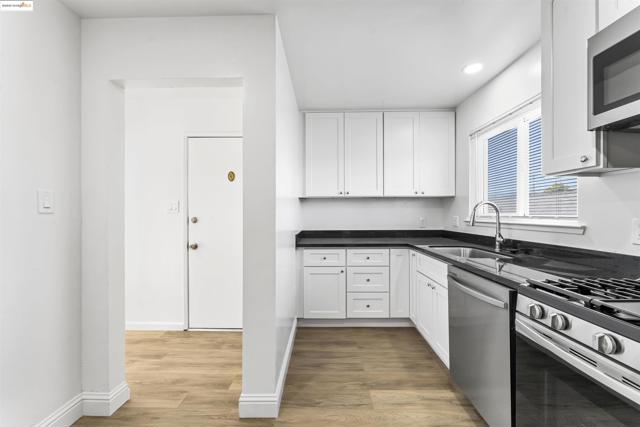1259 Carrison St, Berkeley CA: https://media.crmls.org/mediaz/9177b1d9-4e67-445e-9b85-bacf747543e8.jpg