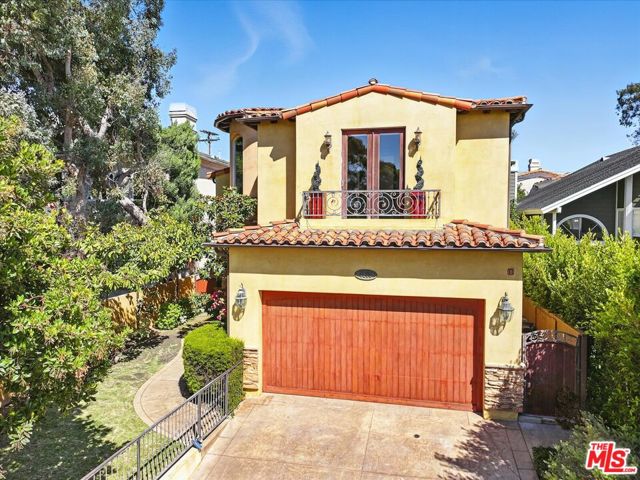 3200 Elm Avenue, Manhattan Beach CA: https://media.crmls.org/mediaz/91785102-d08a-41f1-b721-fa65cfd22d2e.jpg