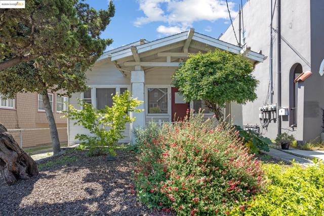 271 38Th St, Oakland CA: https://media.crmls.org/mediaz/9178f537-b940-4791-865a-8e7316203ef6.jpg