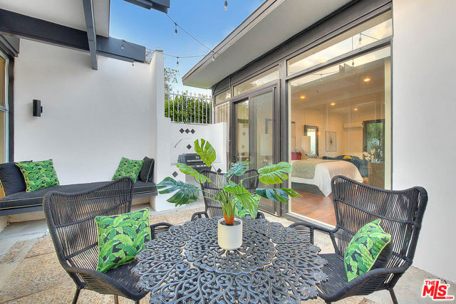 3804 Duray Place, Los Angeles CA: https://media.crmls.org/mediaz/91791539-17d1-4ecc-a052-e0e9a963cc54.jpg