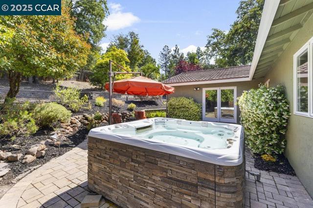 5 Kayser Ct, Walnut Creek CA: https://media.crmls.org/mediaz/91792e10-e2b0-401f-bd4c-5d7f0bd67b89.jpg