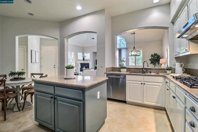 136 Sugarloaf Ct, Alamo CA: https://media.crmls.org/mediaz/91796b9d-34aa-4662-885b-c25e8b5be465.jpg