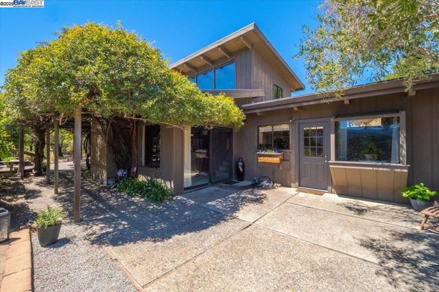 15335 Via Los Tulares, Carmel Valley CA: https://media.crmls.org/mediaz/917a60ae-77e7-49b2-b540-8e2cfb159824.jpg