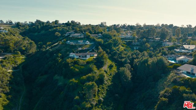 4 Buckboard Lane, Rolling Hills CA: https://media.crmls.org/mediaz/917bd2d8-bb51-425d-980b-5f1cbce6d317.jpg