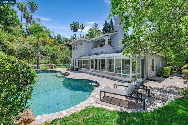 4253 Golden Oak Ct, Danville CA: https://media.crmls.org/mediaz/917c71f1-88dd-45dc-818a-79808efcc0db.jpg