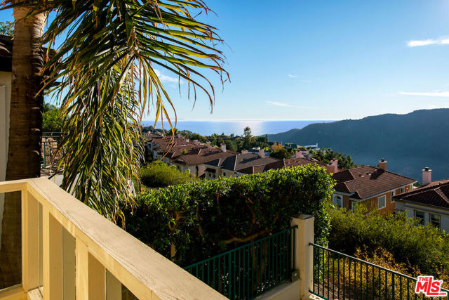 16724 Calle Arbolada, Pacific Palisades CA: https://media.crmls.org/mediaz/917d92bf-cf3d-4a8e-a8a2-225768403466.jpg