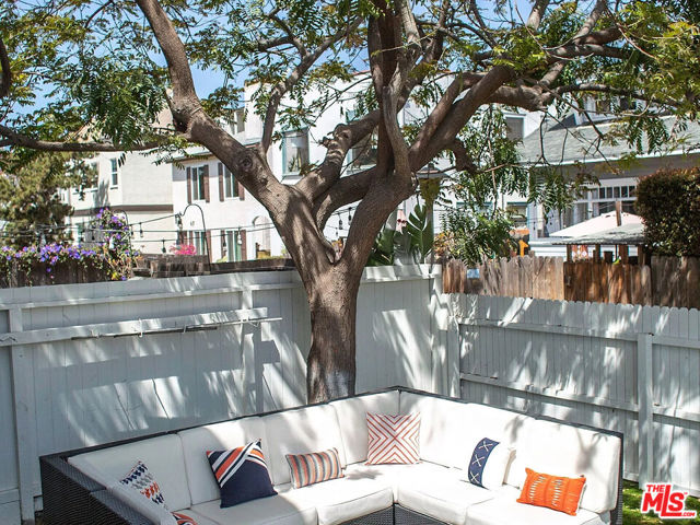 58 Paloma Avenue, Venice CA: https://media.crmls.org/mediaz/917ec15c-7c92-49d1-90a3-936b226cf315.jpg