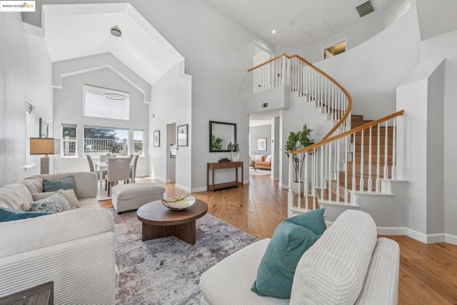 3 Harbor View Dr, Richmond CA: https://media.crmls.org/mediaz/917f28fa-18c7-41e5-ad92-6adc8a78aca8.jpg