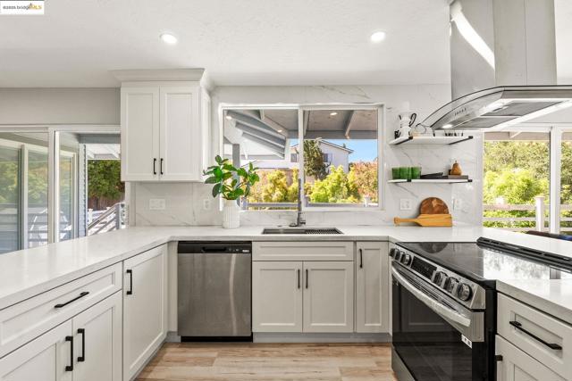 3459 Pinewood Dr, Hayward CA: https://media.crmls.org/mediaz/917f5f2f-ec3e-496e-a502-806e74fbc16c.jpg