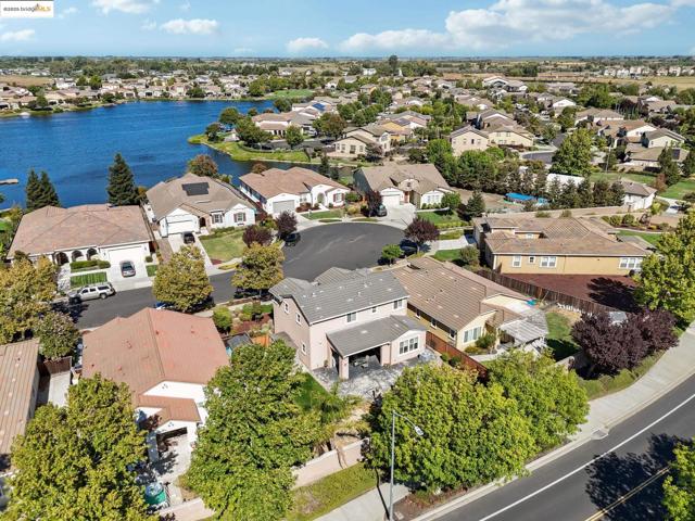 124 Clear Lake Ct, Oakley CA: https://media.crmls.org/mediaz/917f8df0-1689-4f5d-b62f-c4765909f14e.jpg