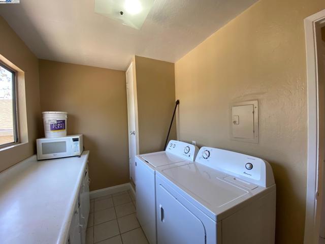 712 S 2Nd St, San Jose CA: https://media.crmls.org/mediaz/917fce5a-d7a2-4f2d-8d5e-4ca648756708.jpg