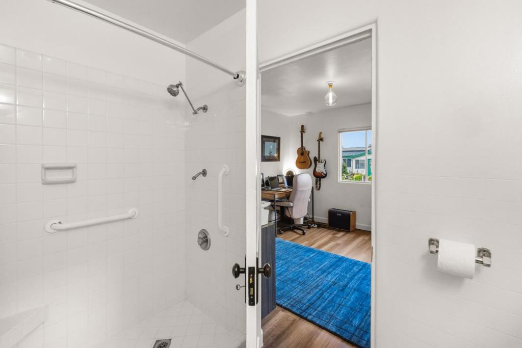 https://media.crmls.org/mediaz/91801ab2-7f00-4ad7-85ea-5581fd0ac9eb.jpg?preset=X-Large