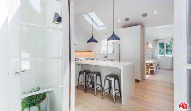 3279 LEDGEWOOD Drive, Los Angeles CA: https://media.crmls.org/mediaz/9180935f-3c62-45f5-b8ac-d17479ba22e2.jpg