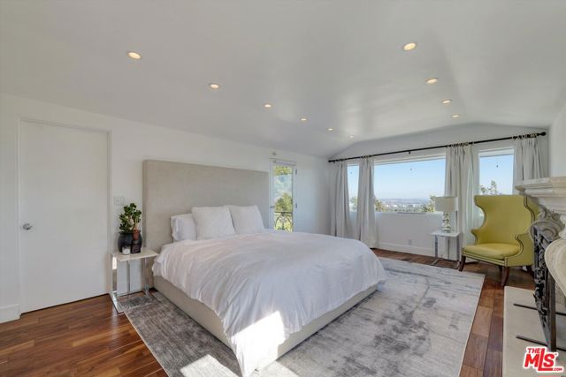 1300 Summitridge Drive, Beverly Hills CA: https://media.crmls.org/mediaz/9180984e-4a2b-4470-875b-f759f703fad7.jpg