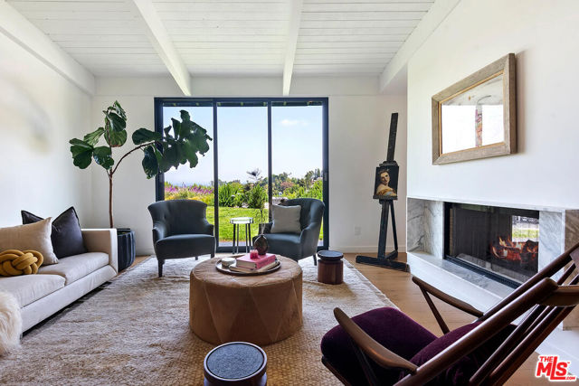 17237 Quesan Place, Encino CA: https://media.crmls.org/mediaz/9180a639-955d-4c96-a4cf-ef54670a8ff2.jpg