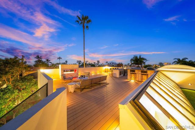 7376 Fay Ave, La Jolla CA: https://media.crmls.org/mediaz/9180dcc2-f0de-4ef2-bb89-226ff0ef1e53.jpg