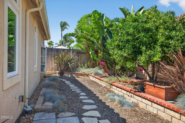 28 San Bernardino Avenue, Ventura CA: https://media.crmls.org/mediaz/9182149f-e5d0-4835-a309-462ec6aad697.jpg