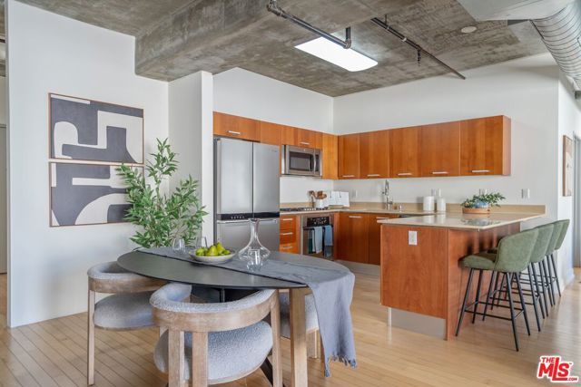 645 W 9th Street, Los Angeles CA: https://media.crmls.org/mediaz/91824ac5-2abf-4678-b1c2-9a9def31e31d.jpg