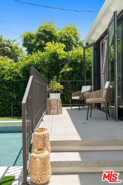 100 S La Jolla Avenue, Los Angeles CA: https://media.crmls.org/mediaz/91828993-9151-4cfc-ac44-bac7dab52af7.jpg