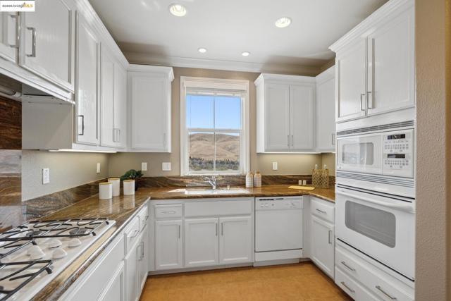 6686 Chalk Hill Ln, Vallejo CA: https://media.crmls.org/mediaz/9182d27a-c468-4565-9c03-9caae4ef9cf8.jpg