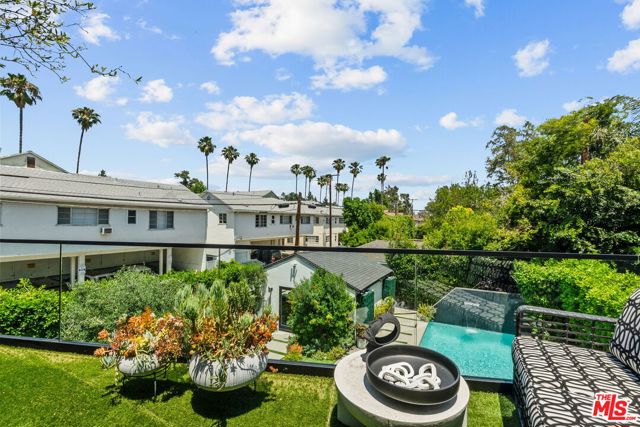 4338 Agnes Avenue, Studio City CA: https://media.crmls.org/mediaz/9182f715-20bd-49af-99f4-3b5a7416694a.jpg