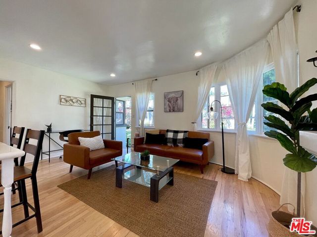 1134 Chelsea Avenue, Santa Monica CA: https://media.crmls.org/mediaz/91835382-a30e-4672-9443-d2247d8d55a1.jpg