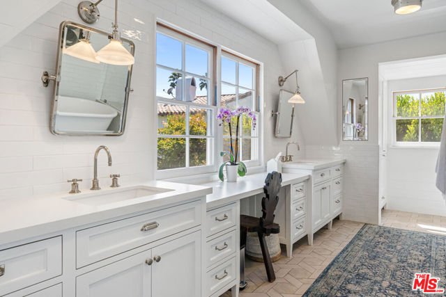 233 S Saltair Avenue, Los Angeles CA: https://media.crmls.org/mediaz/9183f67e-c56b-4fe5-a421-098ce80bd3fd.jpg