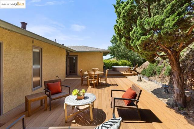 11718 Cranford Way, Oakland CA: https://media.crmls.org/mediaz/9184ed89-b299-4757-a4d3-0746a50aa8e5.jpg