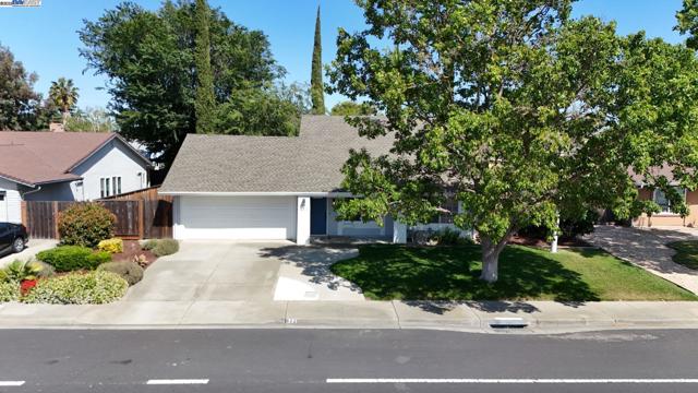 771 Hagemann Dr, Livermore CA: https://media.crmls.org/mediaz/91863dc9-60f4-46c2-a288-4772884a5f90.jpg