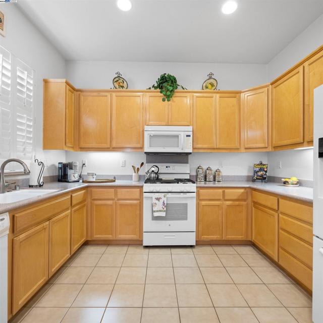 443 Collis St, Brentwood CA: https://media.crmls.org/mediaz/91866e73-56ac-4221-863d-0ac387913265.jpg