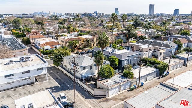 139 N Harper Avenue, Los Angeles CA: https://media.crmls.org/mediaz/91873978-047c-4f7a-89b4-9222cdb62d9f.jpg