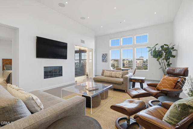 1572 Seabridge Lane, Oxnard CA: https://media.crmls.org/mediaz/91876f95-c7a3-46b1-9ecd-5e4cb12589c2.jpg