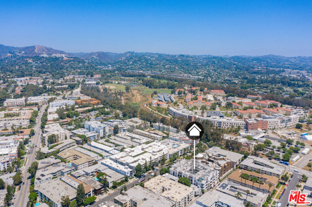 11636 Montana Avenue, Los Angeles CA: https://media.crmls.org/mediaz/9187a42f-611b-4489-99e5-e4edad975362.jpg