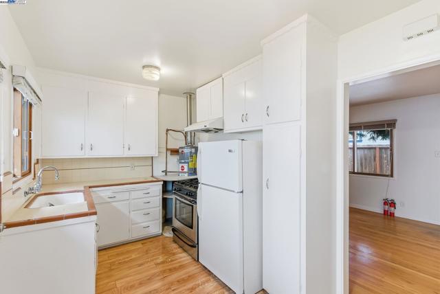 2133 Clinton Ave, Alameda CA: https://media.crmls.org/mediaz/9188cd00-f817-4e27-a4b8-831af37360a7.jpg