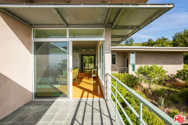 475 Stunt Road, Calabasas CA: https://media.crmls.org/mediaz/91891c97-c142-400d-ba4e-dd409ea972c8.jpg