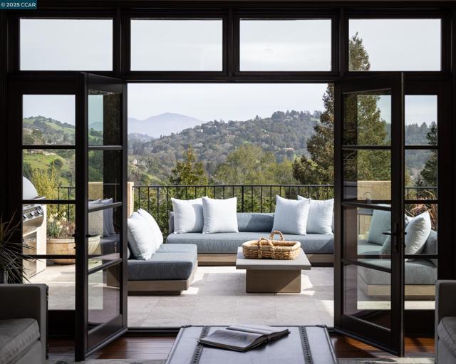 42 Tappan Ln, Orinda CA: https://media.crmls.org/mediaz/9189e8a5-3e80-4ce7-a9fb-9c9c570704ca.jpg